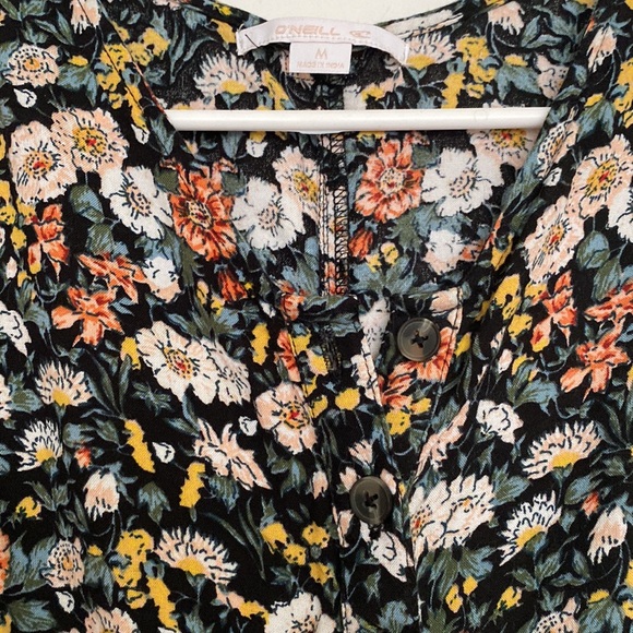 O’Neill Juniors: Floral Print Wide Leg Crop Jumpsuit w Front Buttons - Picture 4 of 5